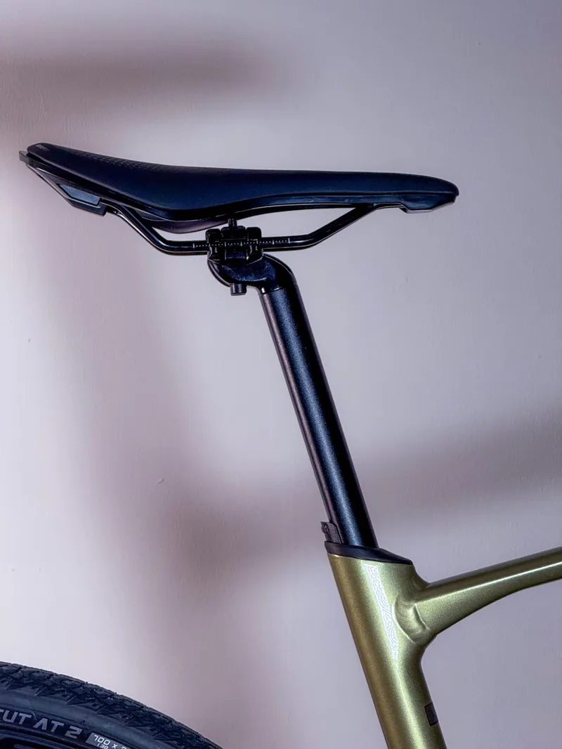 Giant Revolt 2 Gravel Bike in Bay Leaf-1