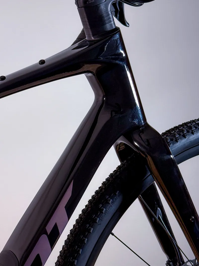 Giant Revolt Advanced 2 Gravel Bike In Gloss Carbon-2