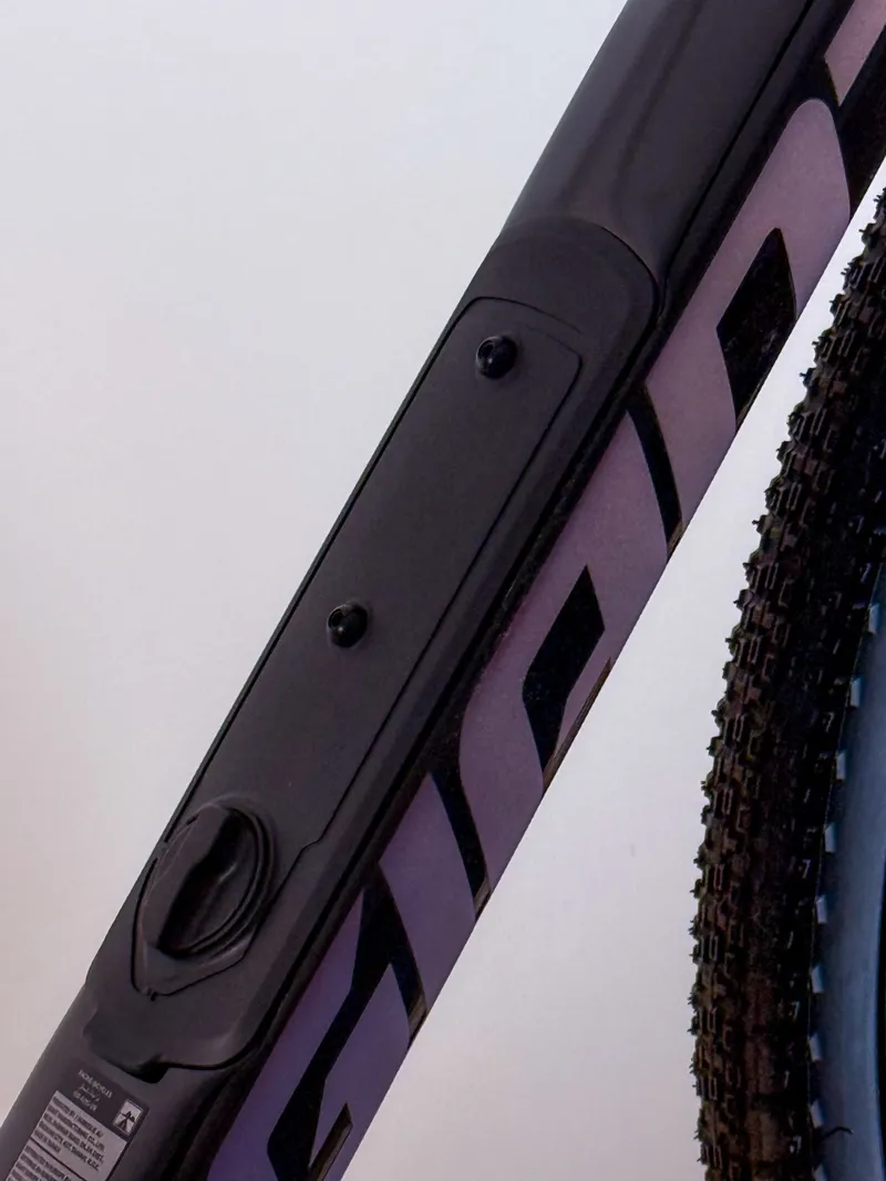 Giant Revolt Advanced 2 Gravel Bike In Gloss Carbon-3