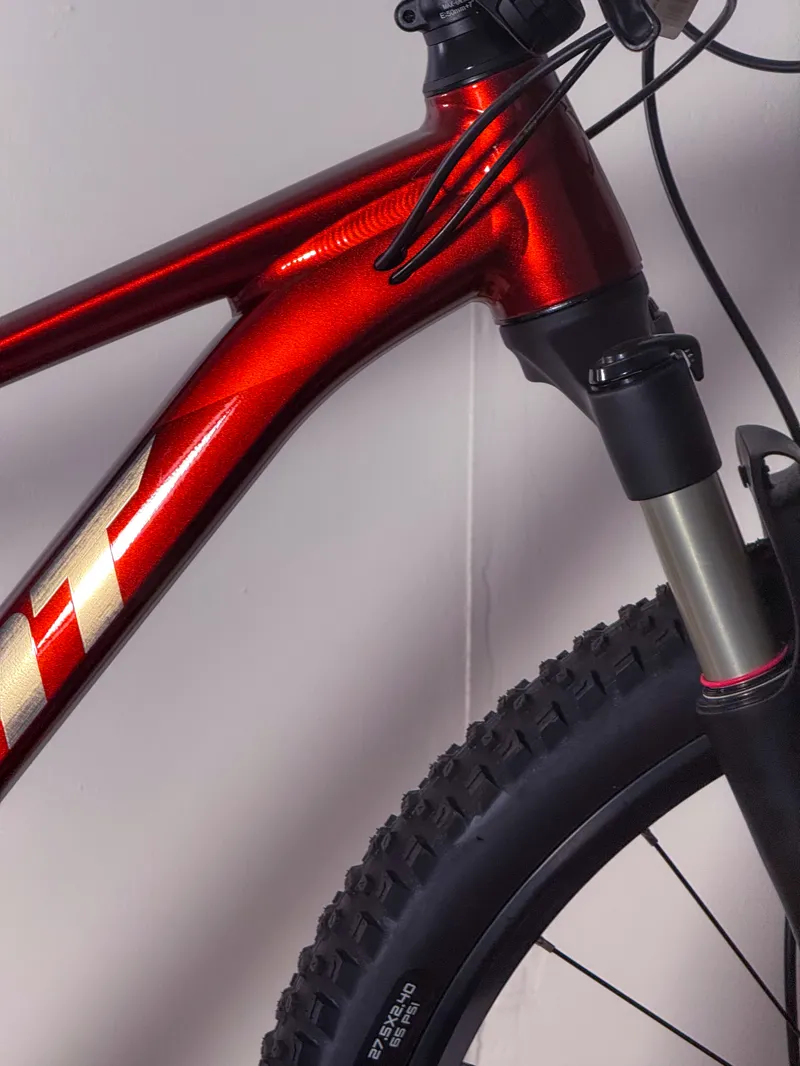 Giant Talon 2 27.5 Mountain Bike In Pure Red-2